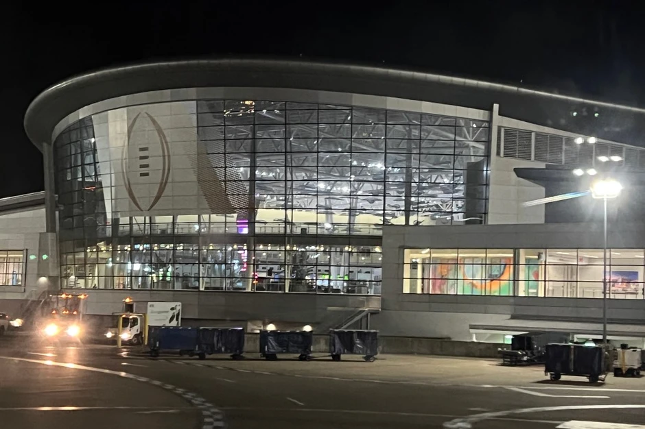 Người phụ nữ rơi từ độ cao hơn 15m, tử vong tại sân bay