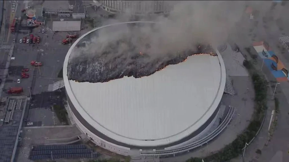 Nhà thi đấu Olympic Rio bốc cháy ngùn ngụt, mái tan chảy như “mạng nhện”