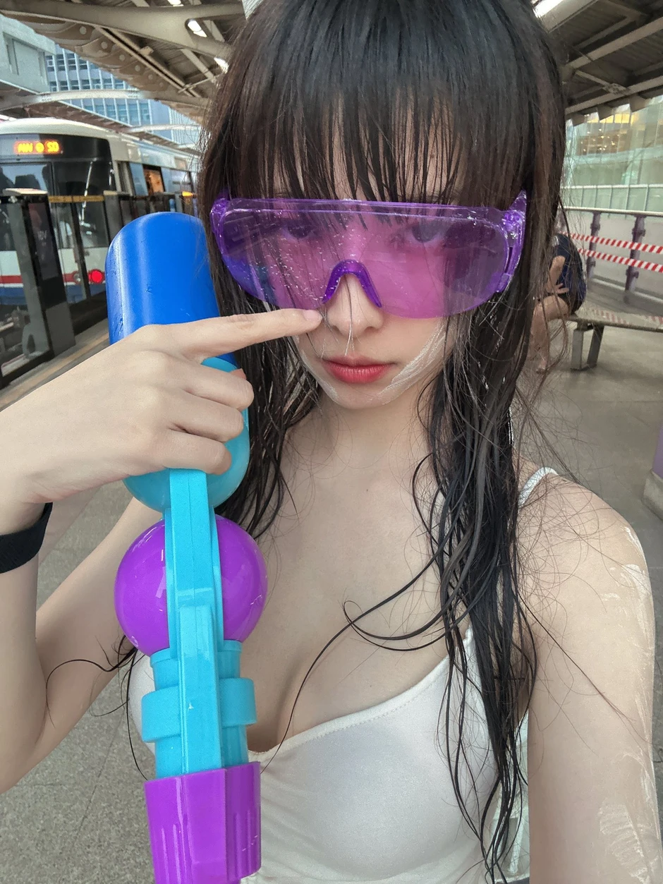 Nhan sắc gây mê của hot girl tại lễ hội té nước, hứng trọn combo đến "ướt nhẹp" vẫn cực kỳ quyến rũ