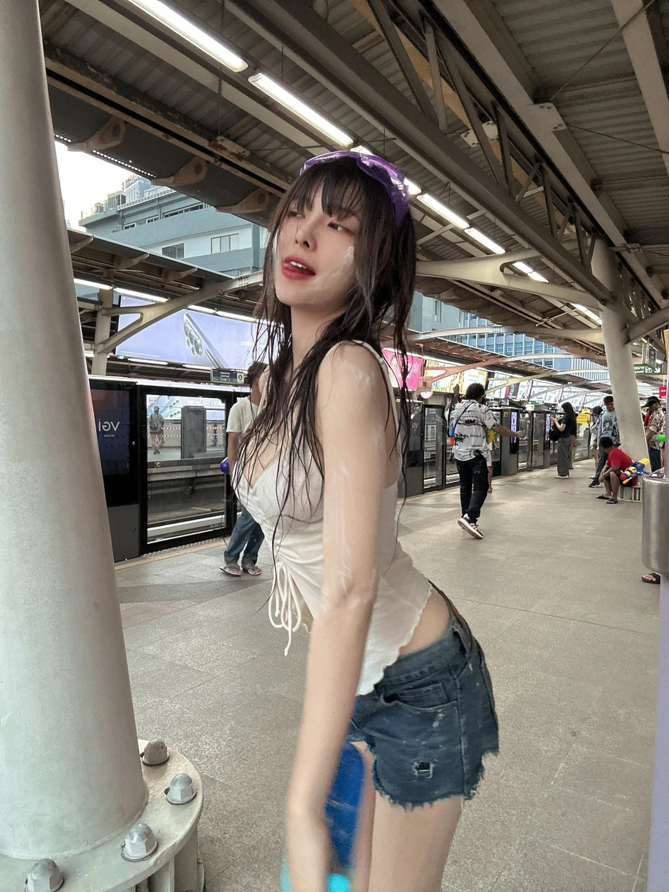 Nhan sắc gây mê của hot girl tại lễ hội té nước, hứng trọn combo đến "ướt nhẹp" vẫn cực kỳ quyến rũ