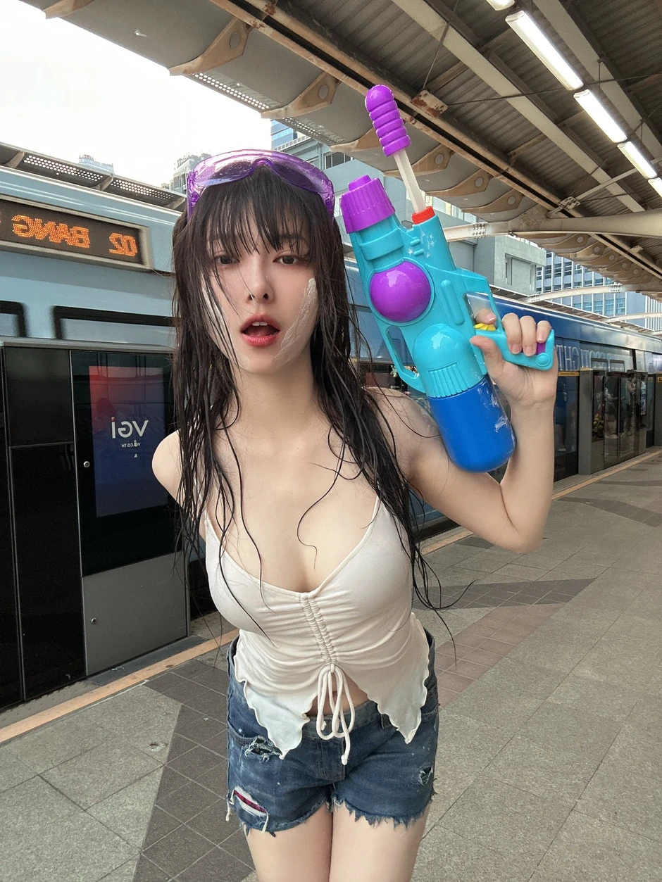 Nhan sắc gây mê của hot girl tại lễ hội té nước, hứng trọn combo đến "ướt nhẹp" vẫn cực kỳ quyến rũ