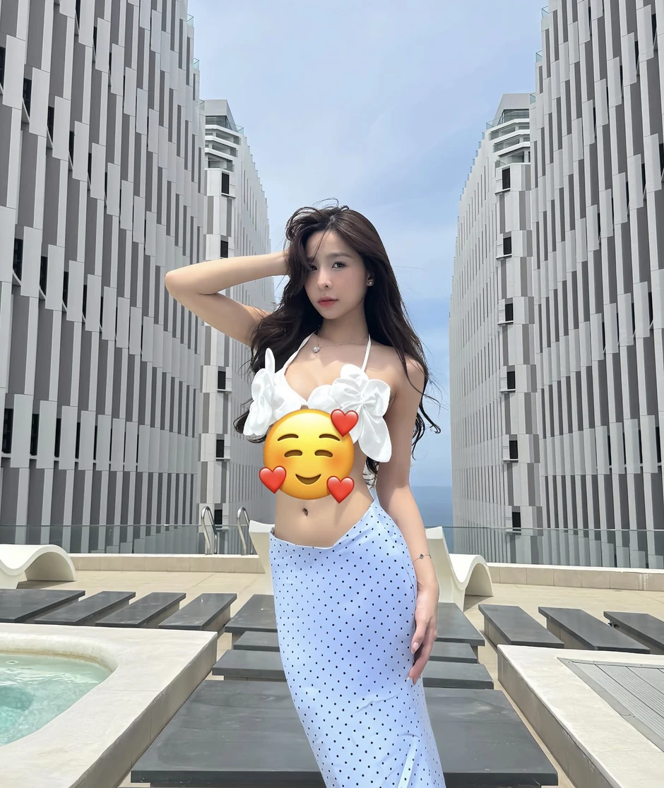 Nhan sắc mặn mà của Tammy Phạm, lưng trần quyến rũ tựa nàng thơ đời thực