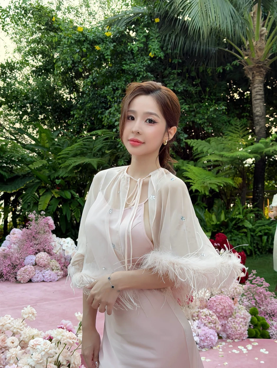 Nhan sắc mặn mà của Tammy Phạm, lưng trần quyến rũ tựa nàng thơ đời thực