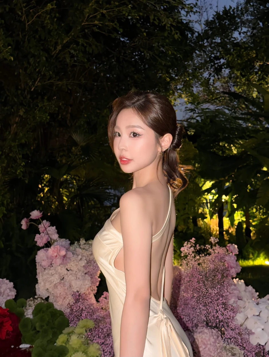 Nhan sắc mặn mà của Tammy Phạm, lưng trần quyến rũ tựa nàng thơ đời thực