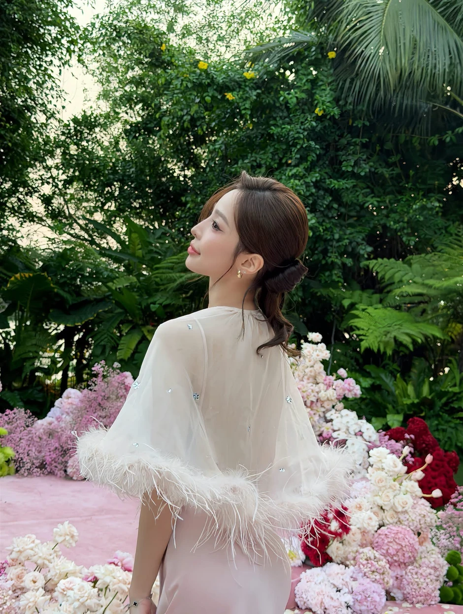 Nhan sắc mặn mà của Tammy Phạm, lưng trần quyến rũ tựa nàng thơ đời thực