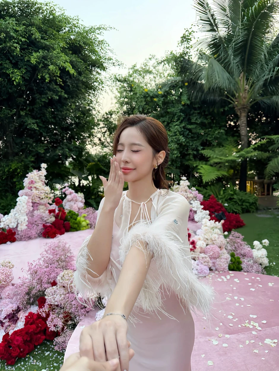 Nhan sắc mặn mà của Tammy Phạm, lưng trần quyến rũ tựa nàng thơ đời thực