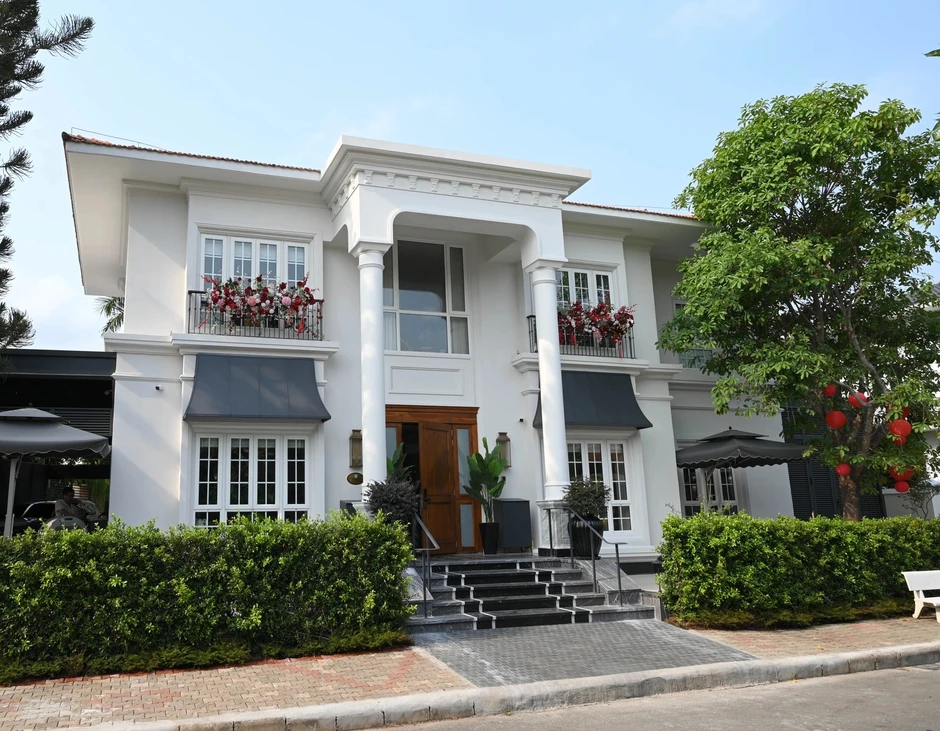 Nhan sắc "cô thư ký xinh đẹp" sở hữu biệt thự 200 tỷ, sinh 2 con cho đại gia vẫn có nhiều người theo đuổi