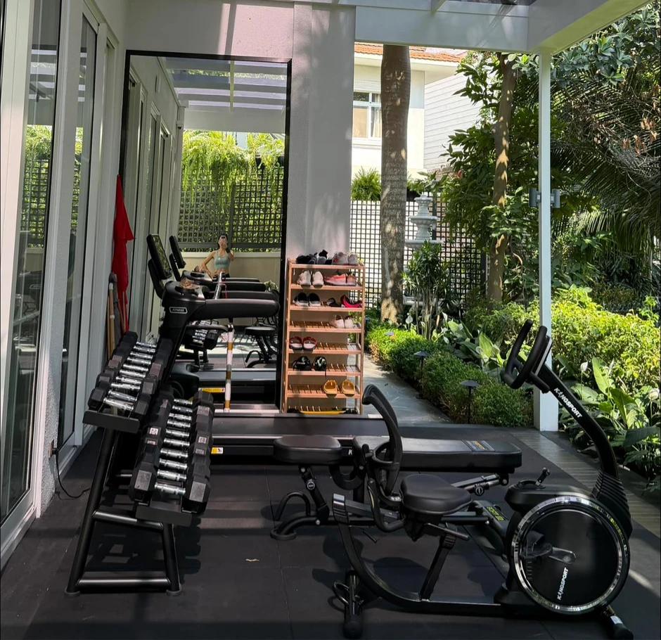 Nhan sắc "cô thư ký xinh đẹp" sở hữu biệt thự 200 tỷ, sinh 2 con cho đại gia vẫn có nhiều người theo đuổi