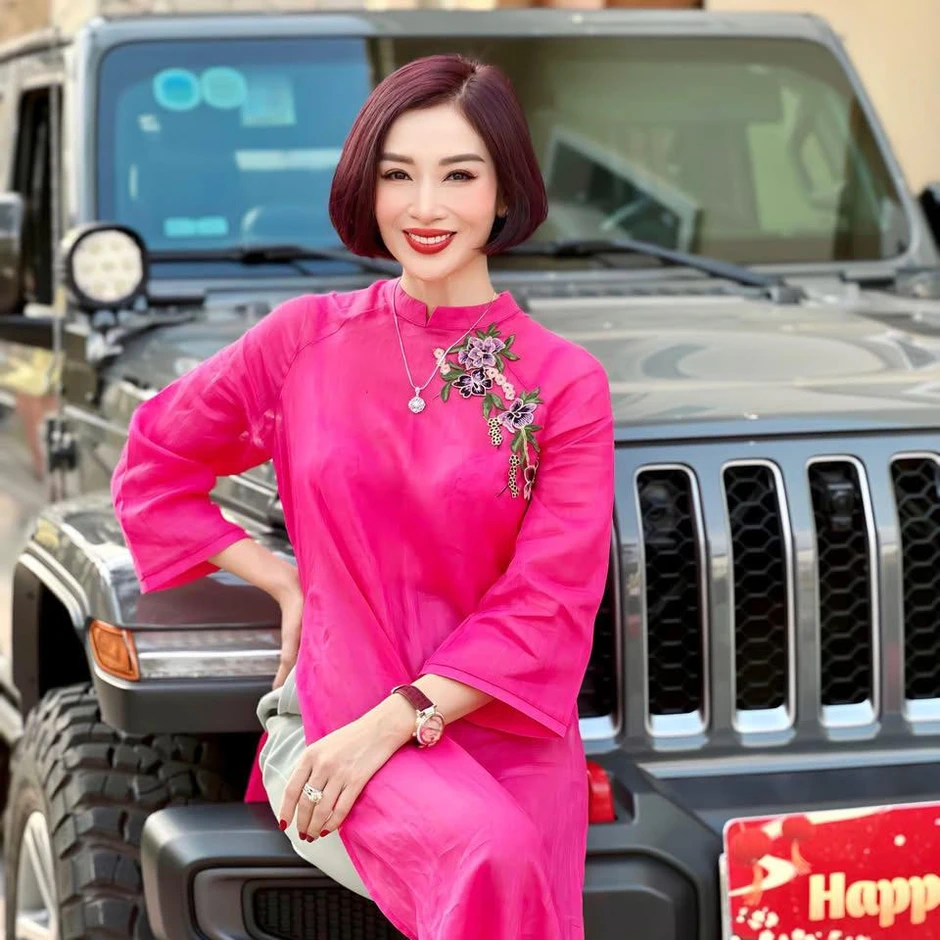 Nhan sắc "cô thư ký xinh đẹp" sở hữu biệt thự 200 tỷ, sinh 2 con cho đại gia vẫn có nhiều người theo đuổi