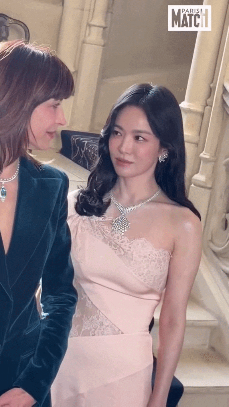 Nhan sắc thật của Song Hye Kyo ở tuổi 45 vừa bị lộ tại sự kiện ở Pháp