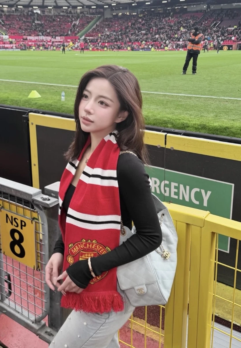 Nhan sắc từng được ví như "Yena phiên bản thực", gái xinh nay lại khiến fan MU "đổ gục" Nhan sắc từng được ví như "Yena phiên bản thực", gái xinh nay lại khiến fan MU "đổ gục"