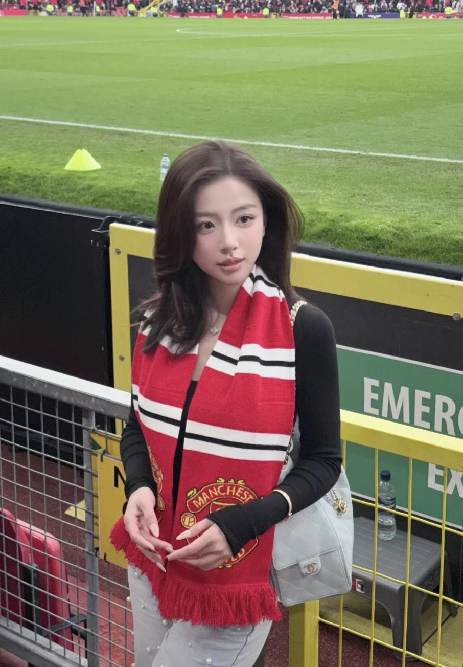 Nhan sắc từng được ví như "Yena phiên bản thực", gái xinh nay lại khiến fan MU "đổ gục" Nhan sắc từng được ví như "Yena phiên bản thực", gái xinh nay lại khiến fan MU "đổ gục"