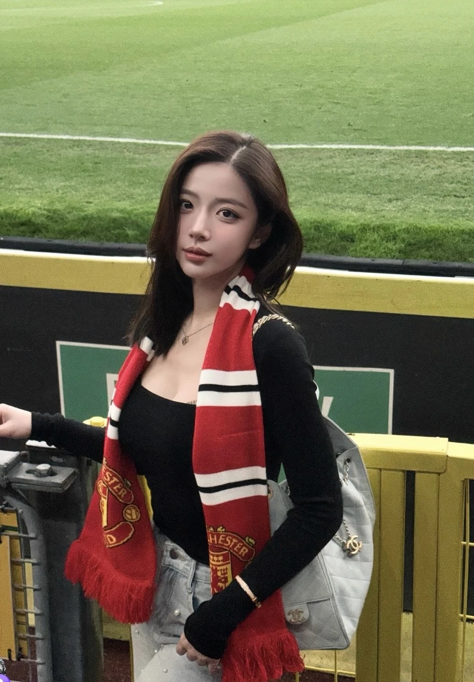 Nhan sắc từng được ví như "Yena phiên bản thực", gái xinh nay lại khiến fan MU "đổ gục" Nhan sắc từng được ví như "Yena phiên bản thực", gái xinh nay lại khiến fan MU "đổ gục"