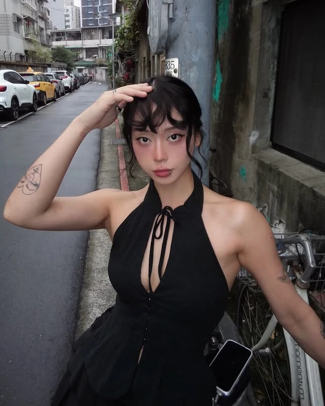 Nhẹ nhàng khoe dáng khi mới "ngủ dậy", nữ streamer lai Việt khiến triệu anh em game thủ "đứng hình"