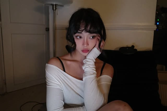 Nhẹ nhàng khoe dáng khi mới "ngủ dậy", nữ streamer lai Việt khiến triệu anh em game thủ "đứng hình"