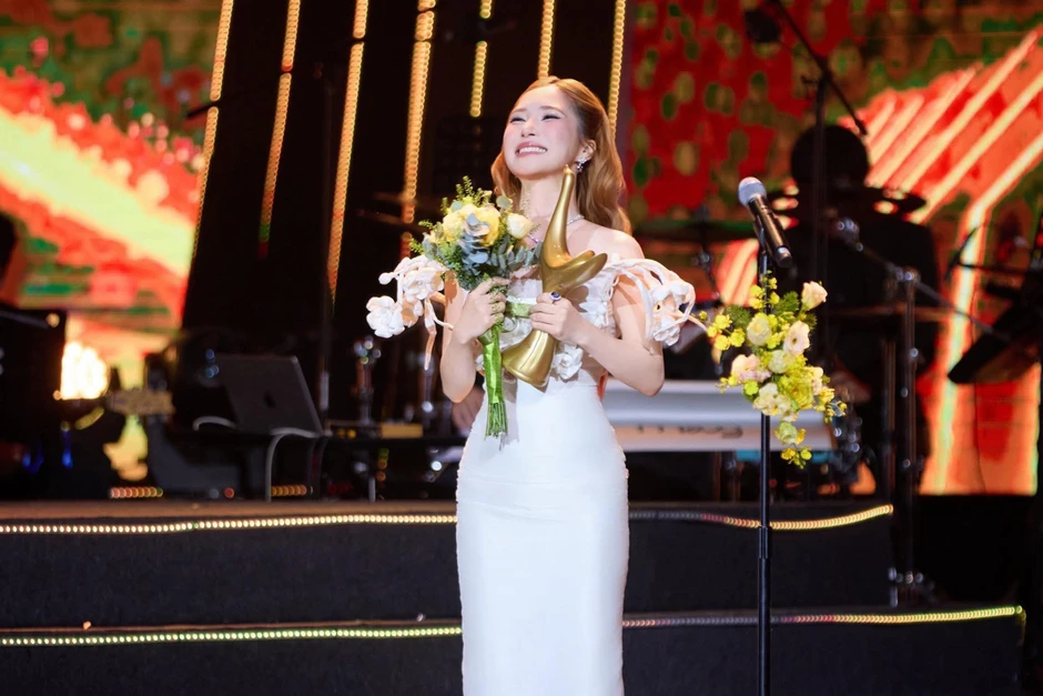 Nhiều tài khoản Ấn Độ, Châu Phi... thả tim vào bài đăng Hương Tràm nhận giải Cống hiến Nhiều tài khoản Ấn Độ, Châu Phi... thả tim vào bài đăng Hương Tràm nhận giải Cống hiến