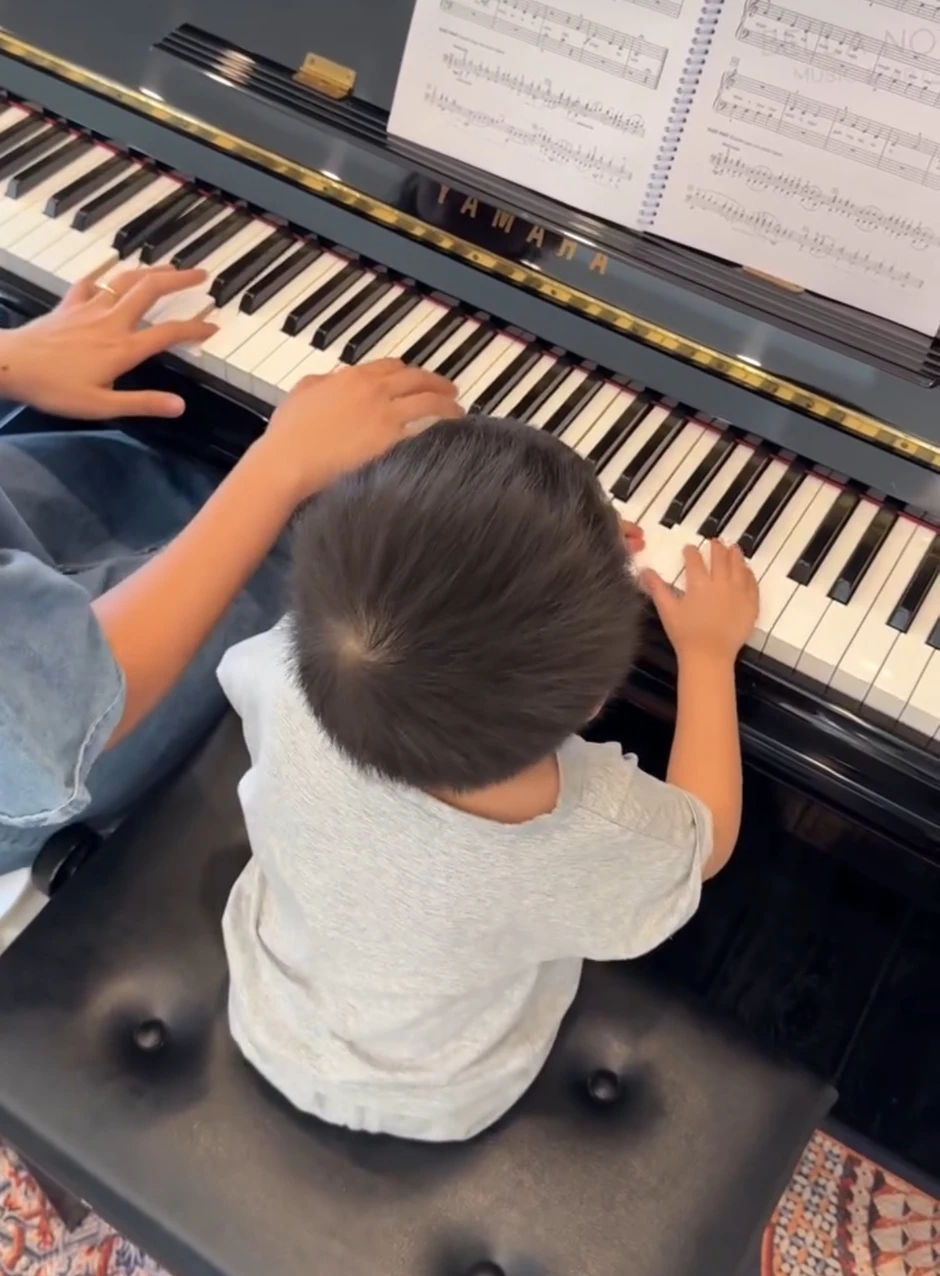 Nhóc tỳ Vbiz lần đầu lộ rõ mặt: Mẹ là ngôi sao hạng A, ông nội là tỷ phú