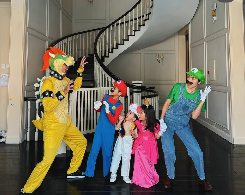 Nhóc tỳ Vbiz lần đầu lộ rõ mặt: Mẹ là ngôi sao hạng A, ông nội là tỷ phú