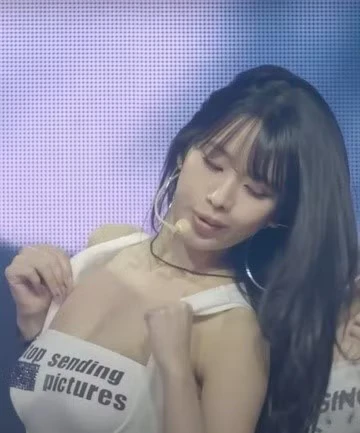 Nhóm nhạc nữ nhảy gợi dục