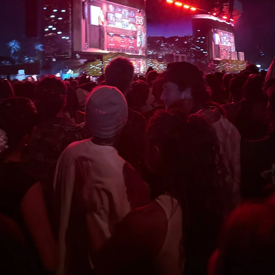 Nhóm nữ đàn em của BTS trình diễn phản cảm nhức mắt, công khai cô lập 1 thành viên tại Coachella? Nhóm nữ đàn em của BTS trình diễn phản cảm nhức mắt, công khai cô lập 1 thành viên tại Coachella?