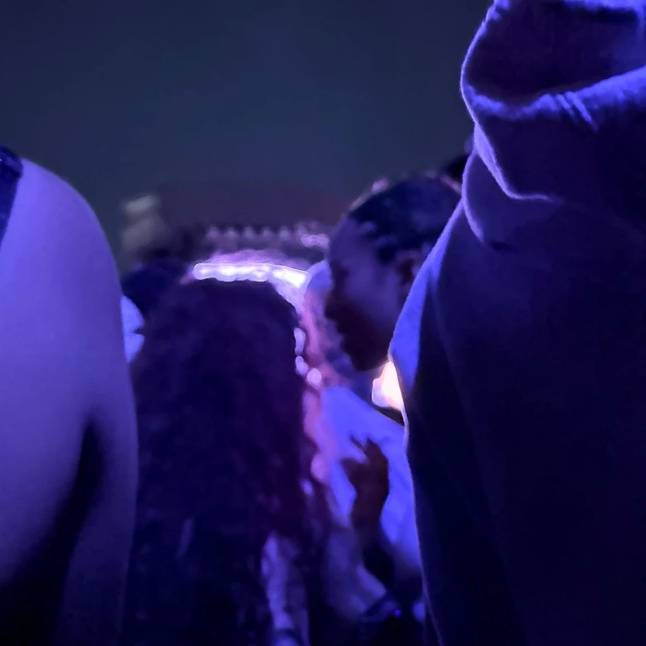 Nhóm nữ đàn em của BTS trình diễn phản cảm nhức mắt, công khai cô lập 1 thành viên tại Coachella? Nhóm nữ đàn em của BTS trình diễn phản cảm nhức mắt, công khai cô lập 1 thành viên tại Coachella?