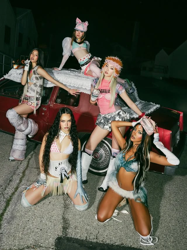 Nhóm nữ đàn em của BTS trình diễn phản cảm nhức mắt, công khai cô lập 1 thành viên tại Coachella? Nhóm nữ đàn em của BTS trình diễn phản cảm nhức mắt, công khai cô lập 1 thành viên tại Coachella?