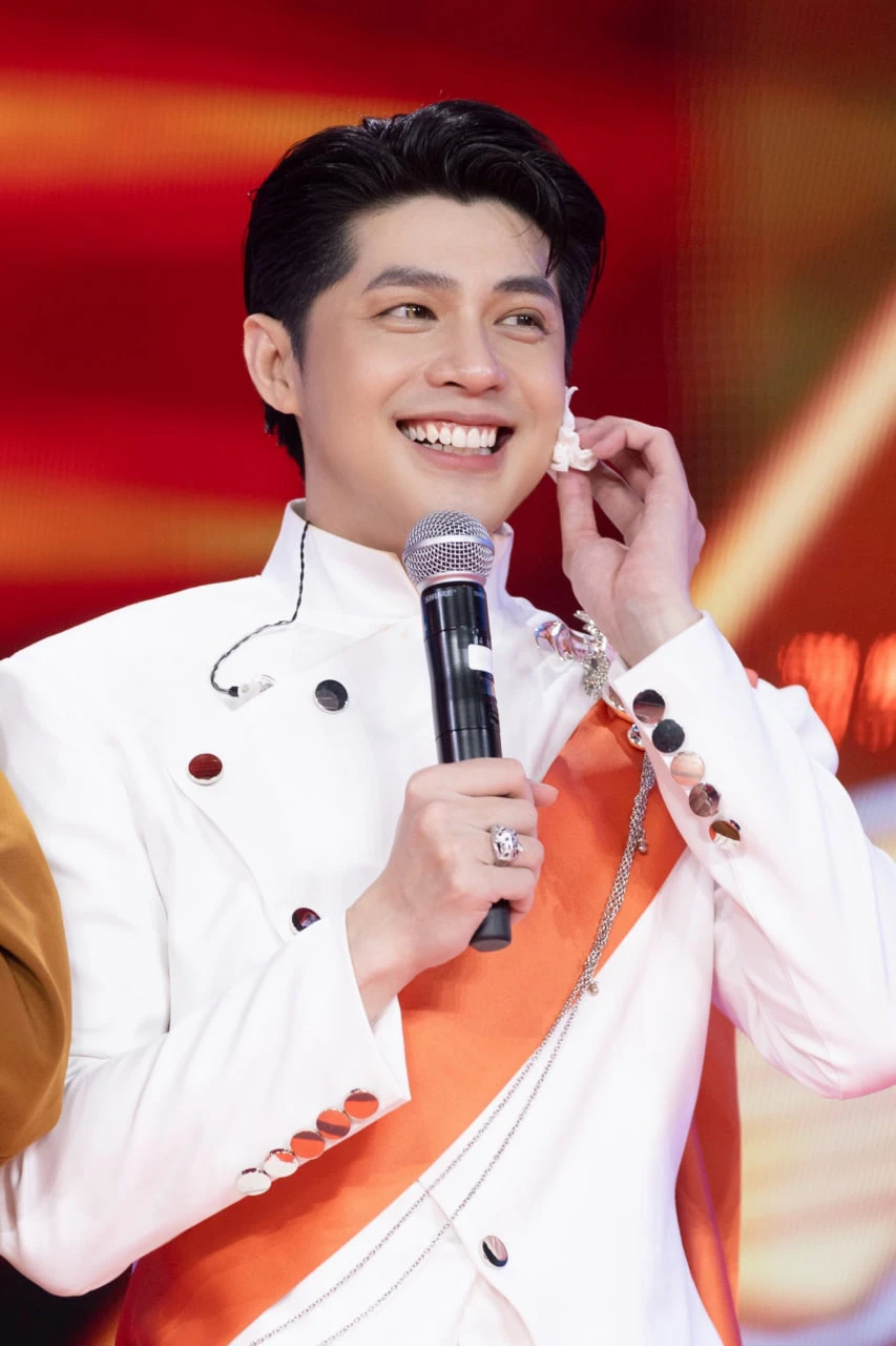 Noo Phước Thịnh 3 lần đề cử đẹp nhất thế giới, hát 3 bài "ẵm nhẹ" 600 triệu đồng?