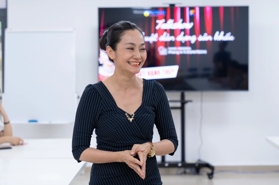 NS Hạnh Thuý đến dự tiệc nhà đại gia chỉ uống nước suối, mua 3 miếng đất ở TP.HCM