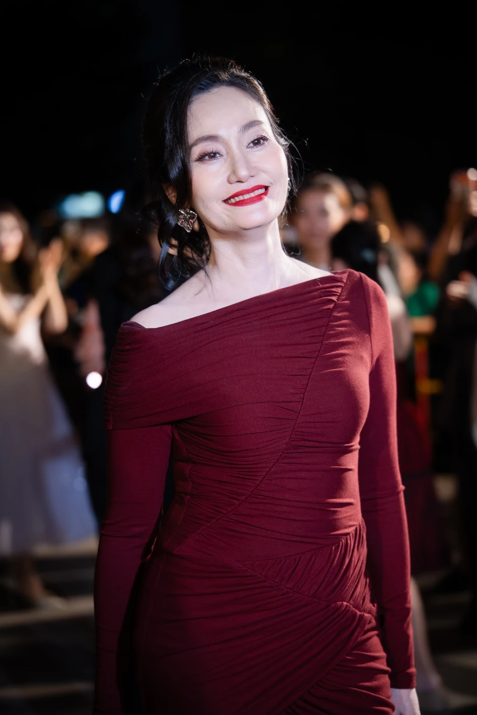 NS Hạnh Thuý đến dự tiệc nhà đại gia chỉ uống nước suối, mua 3 miếng đất ở TP.HCM