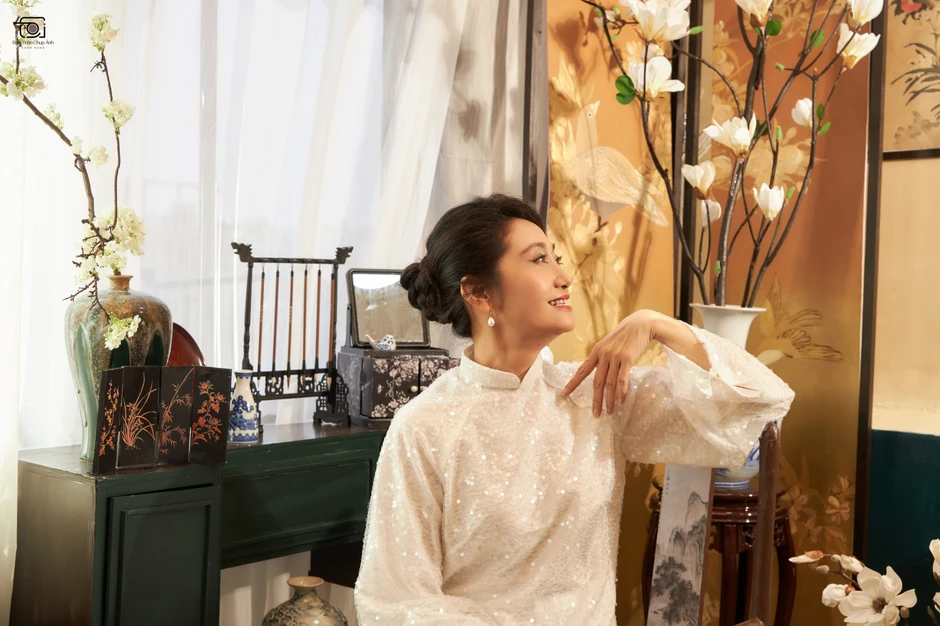 NS Hạnh Thuý đến dự tiệc nhà đại gia chỉ uống nước suối, mua 3 miếng đất ở TP.HCM