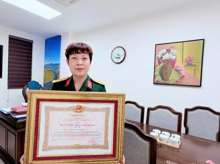 NSƯT Đặng Thái Huyền nhận Huân chương Lao động hạng Ba