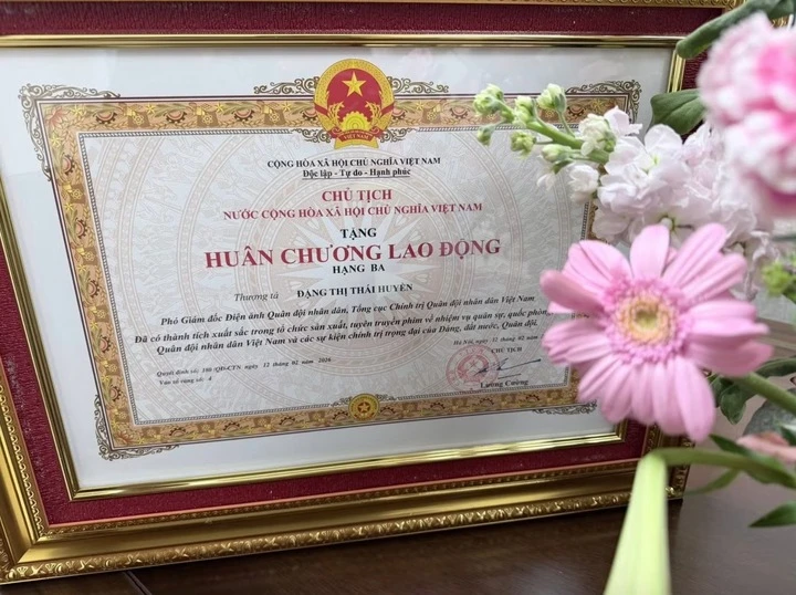 NSƯT Đặng Thái Huyền nhận Huân chương Lao động hạng Ba