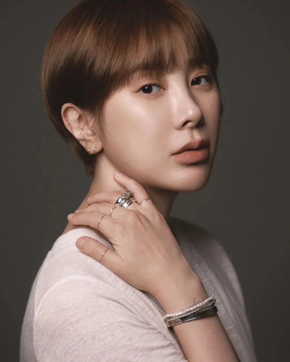 Nữ ca sĩ hạng A bị chồng doanh nhân ép ly hôn sau nửa năm cưới: “Tôi liên tục lên cơn co giật, liệt người, không dám vào bệnh viện”