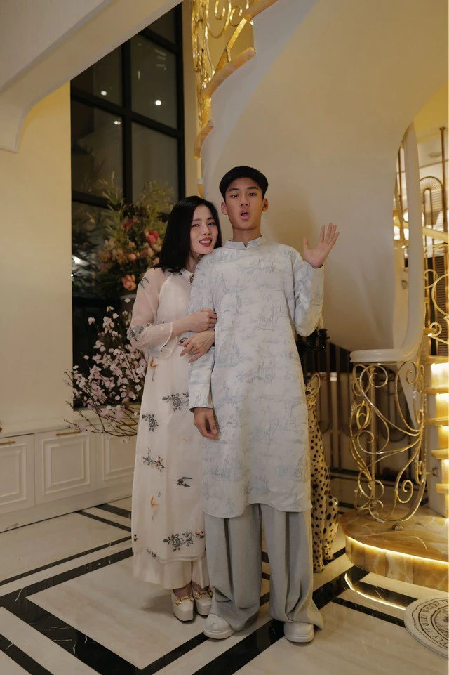 Nữ ca sĩ hát nhạc bolero nức tiếng phòng trà ở tuổi 45 đơn thân nuôi con trai, có tình mới hết lòng yêu chiều Nữ ca sĩ hát nhạc bolero nức tiếng phòng trà ở tuổi 45 đơn thân nuôi con trai, có tình mới hết lòng yêu chiều