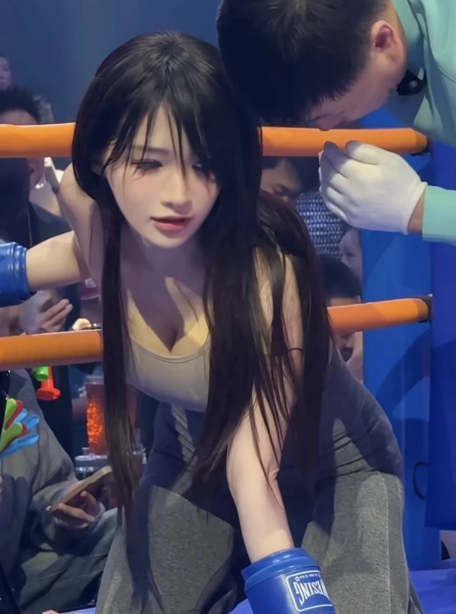 Nữ coser với màn xuất hiện chưa từng có trên sàn quyền anh, nhan sắc cực phẩm, lầy lội tấu hài Nữ coser với màn xuất hiện chưa từng có trên sàn quyền anh, nhan sắc cực phẩm, lầy lội tấu hài