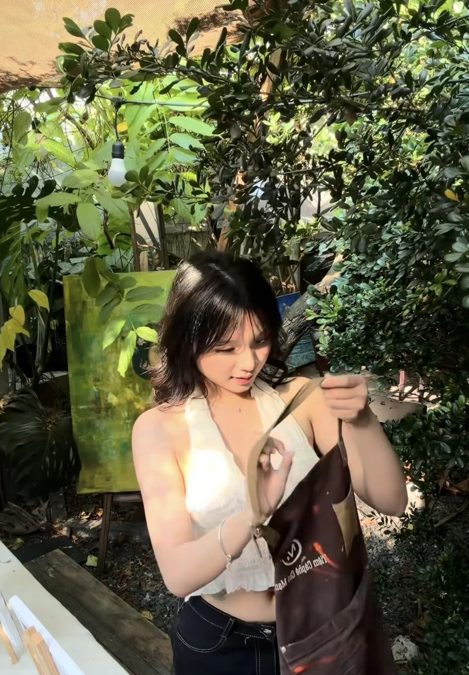 Nụ cười gây thương nhớ của gái xinh vẽ tranh, cầm cọ nhưng khiến trái tim fan nam tan chảy