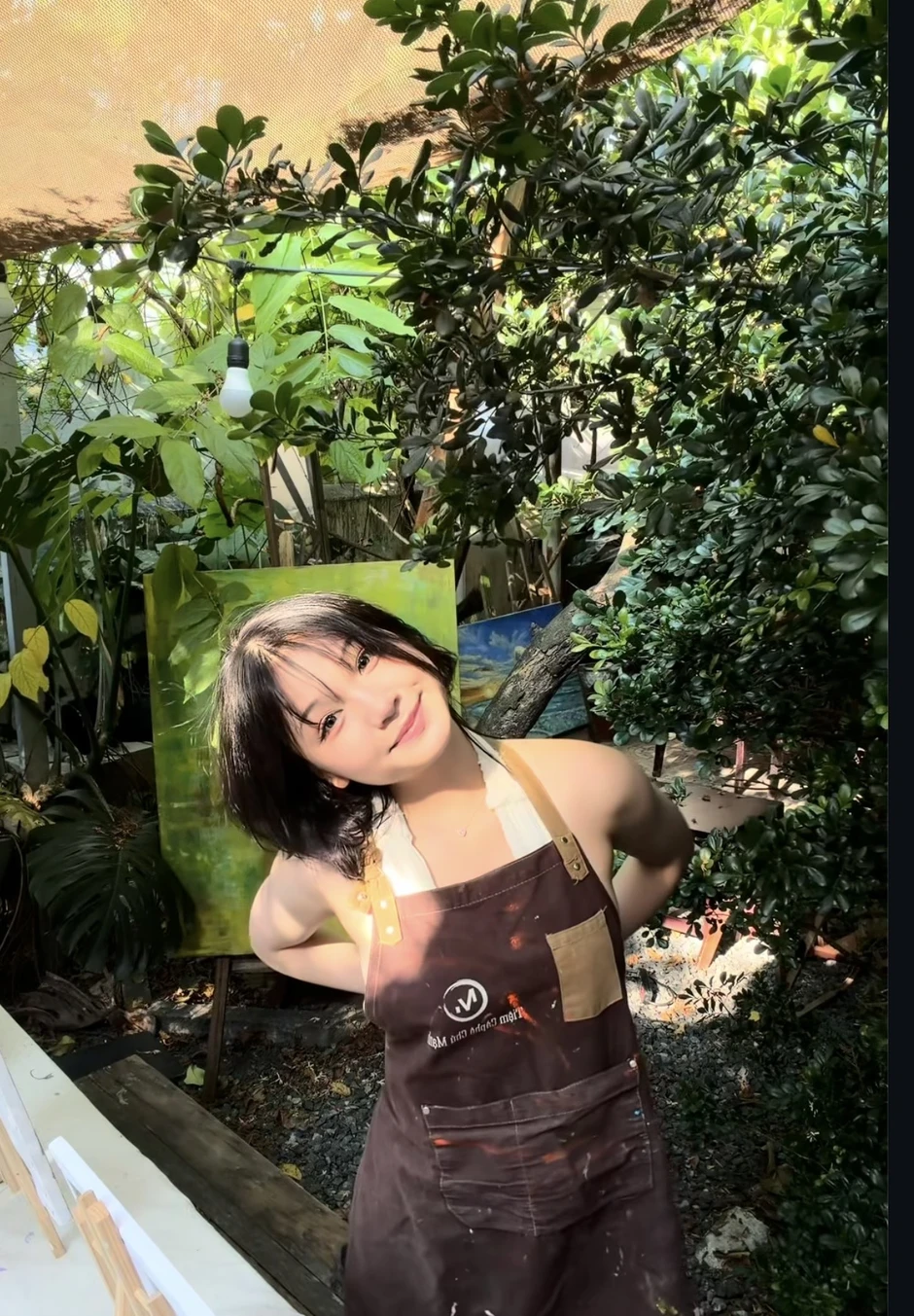 Nụ cười gây thương nhớ của gái xinh vẽ tranh, cầm cọ nhưng khiến trái tim fan nam tan chảy