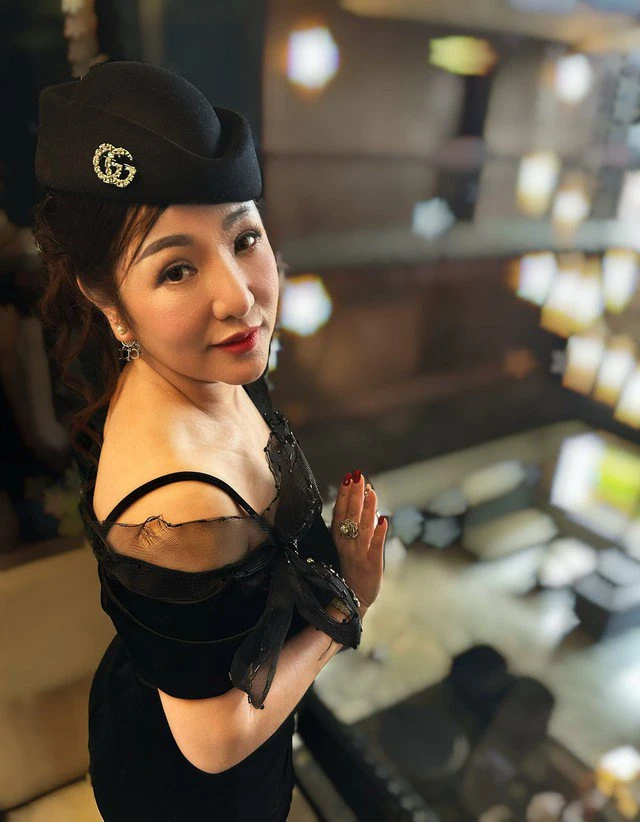 Nữ danh hài Việt kiều tuổi U50 làm mẹ đơn thân, nói một câu gây tò mò về cuộc sống hiện tại Nữ danh hài Việt kiều tuổi U50 làm mẹ đơn thân, nói một câu gây tò mò về cuộc sống hiện tại