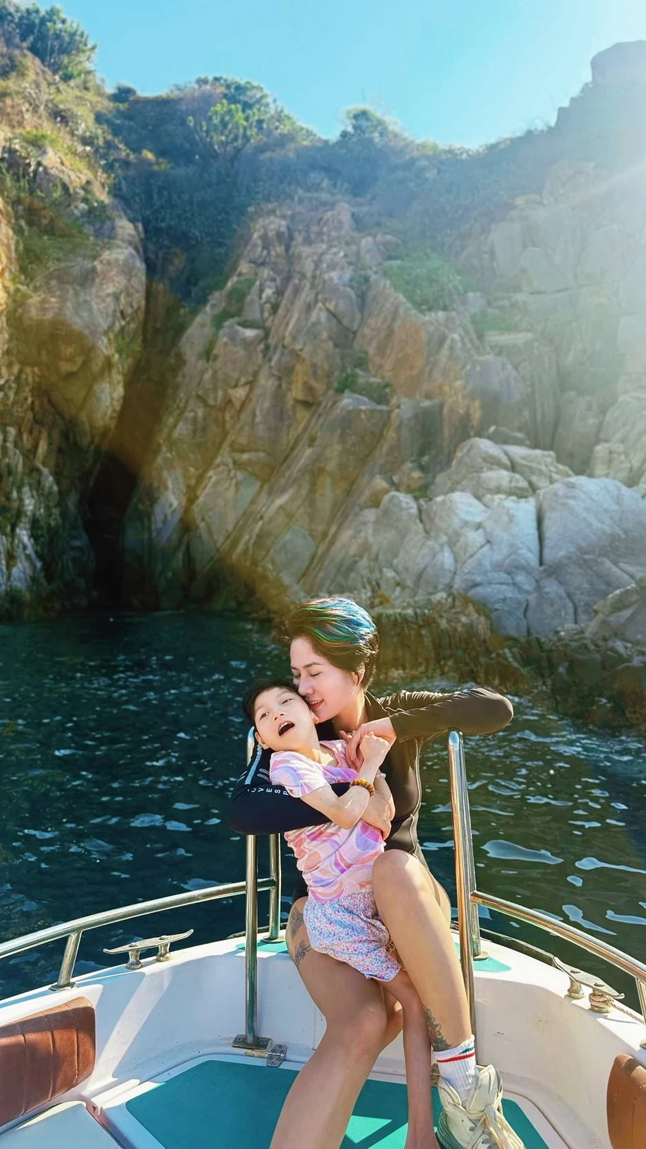 Nữ diễn viên Việt đưa con đi biển chơi mà hàng trăm người phải thốt lên: "Người mẹ vĩ đại"