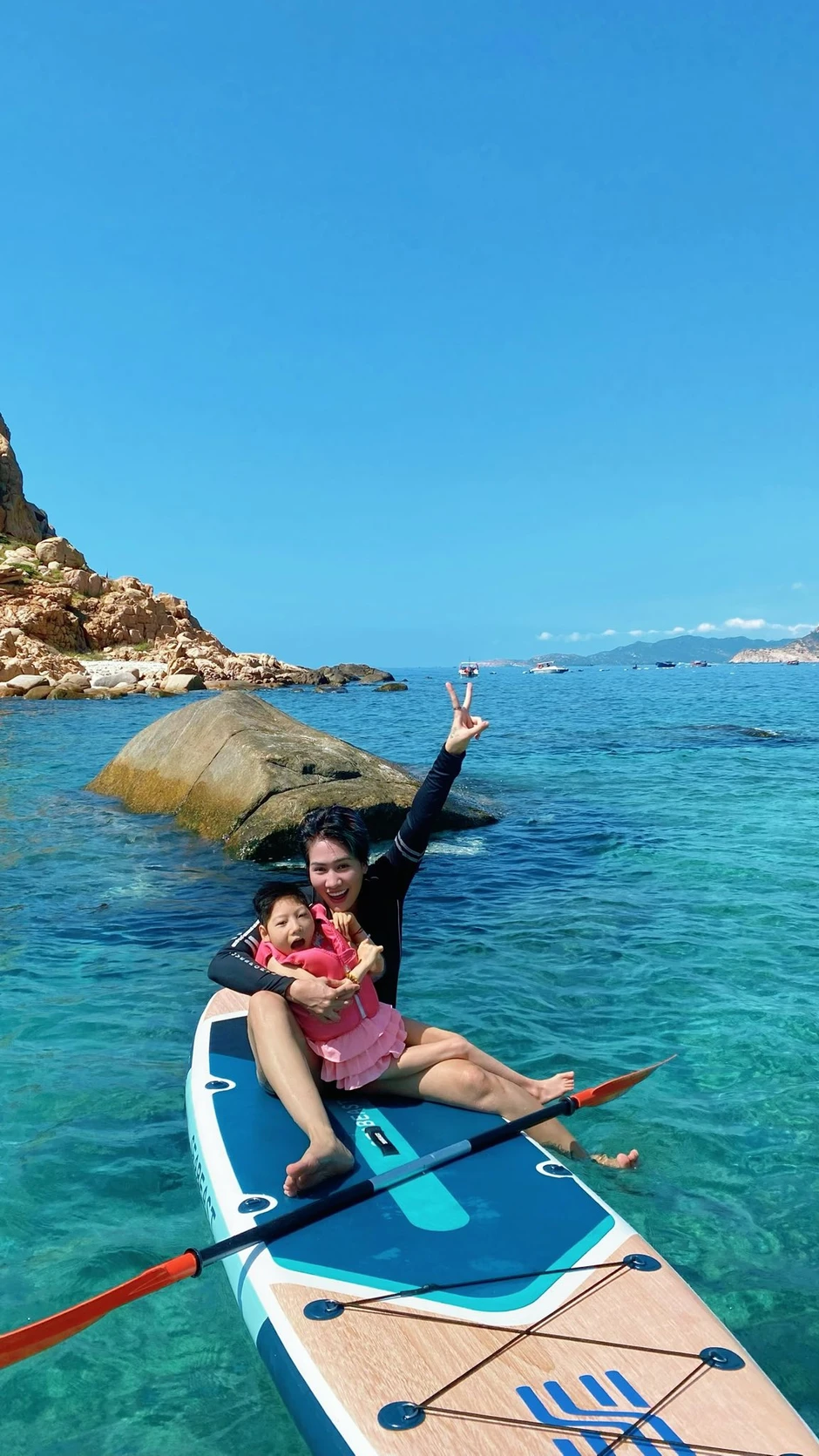 Nữ diễn viên Việt đưa con đi biển chơi mà hàng trăm người phải thốt lên: "Người mẹ vĩ đại"