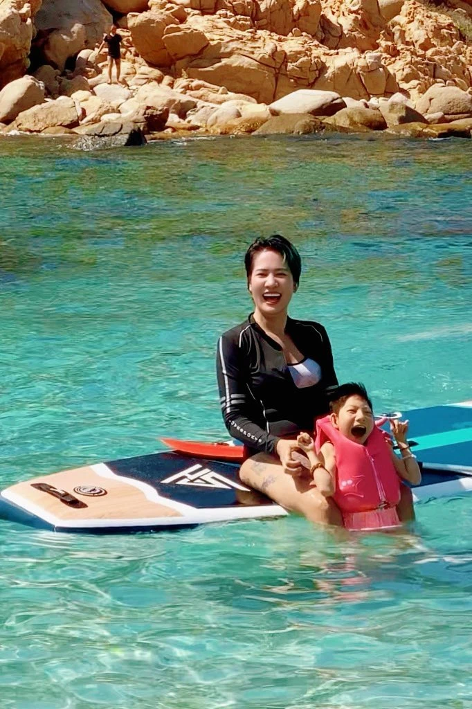 Nữ diễn viên Việt đưa con đi biển chơi mà hàng trăm người phải thốt lên: "Người mẹ vĩ đại"