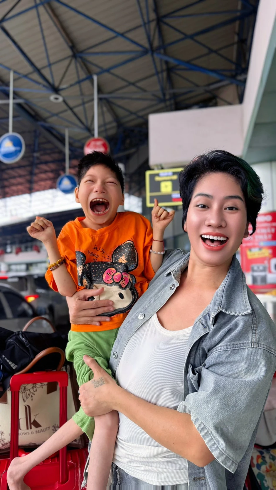 Nữ diễn viên Việt đưa con đi biển chơi mà hàng trăm người phải thốt lên: "Người mẹ vĩ đại"