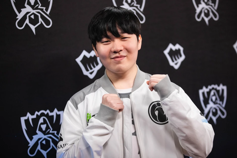 Nữ MC Hilda bất ngờ bị người yêu mới của cựu vương CKTG "phản damage"