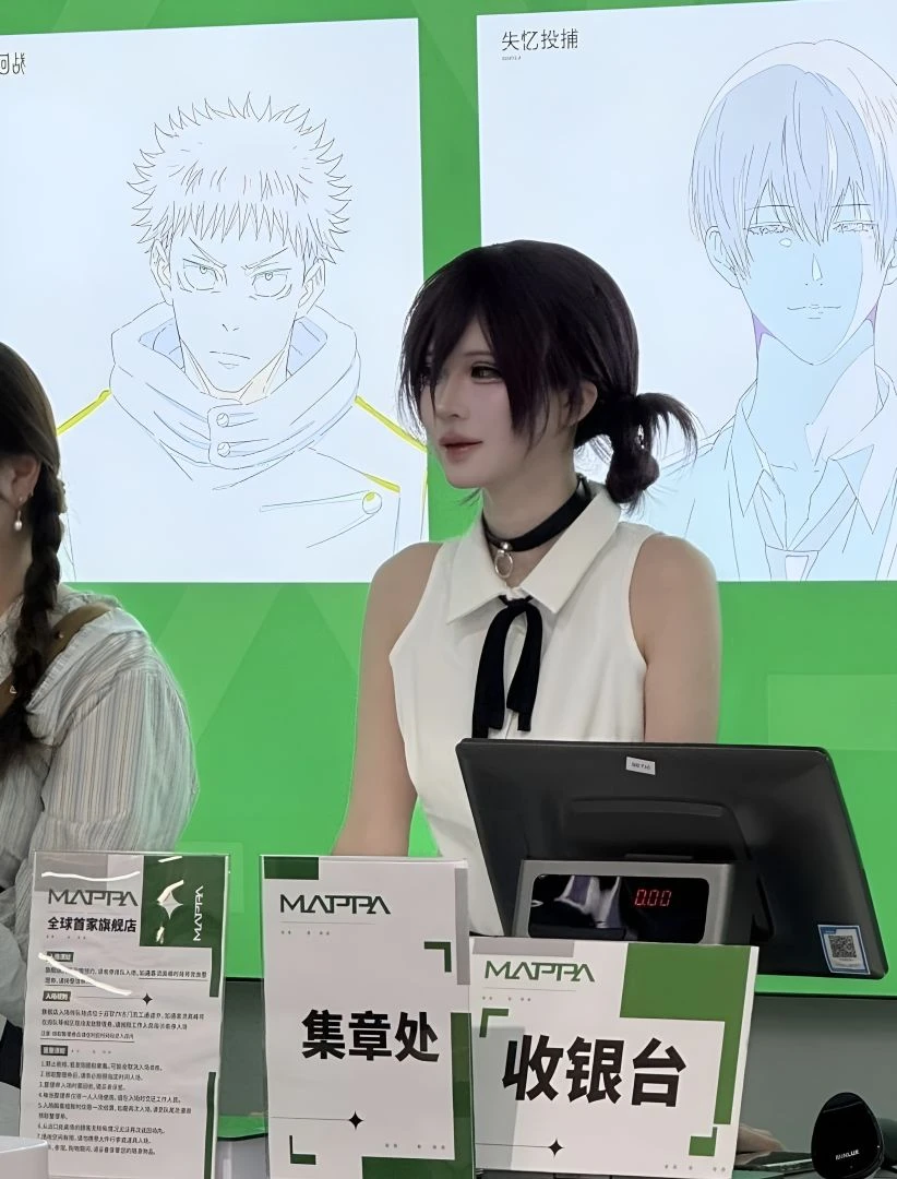 Nữ nhân viên cosplay Reze (Chainsaw Man) quá giống bản gốc, fan đòi mua sạch shop chỉ để được "quẹt thẻ"