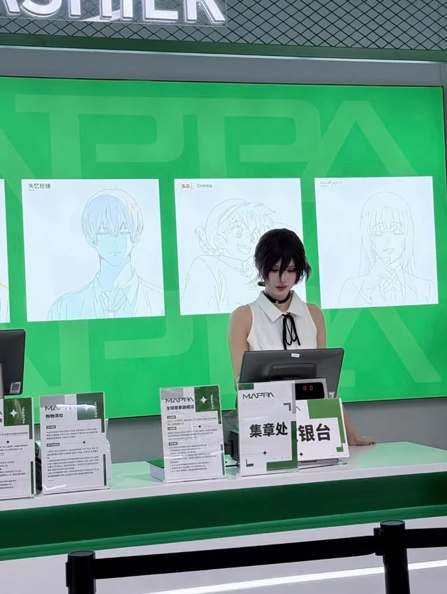 Nữ nhân viên cosplay Reze (Chainsaw Man) quá giống bản gốc, fan đòi mua sạch shop chỉ để được "quẹt thẻ"