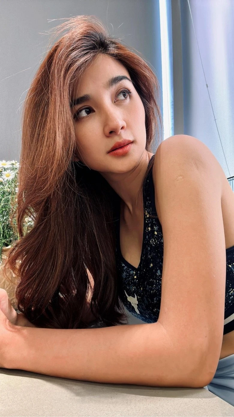 Nữ NSƯT trẻ đẹp nhất miền Nam 21 tuổi đã là mẹ đơn thân, U40 nhan sắc sáng rực, vướng tin đồn yêu đồng giới