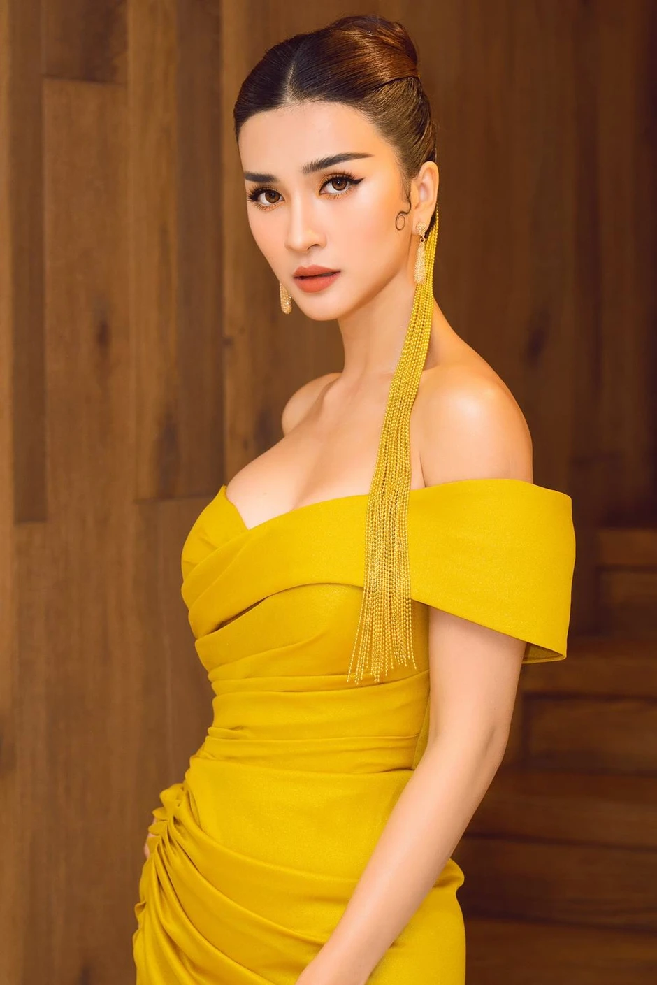 Nữ NSƯT trẻ đẹp nhất miền Nam 21 tuổi đã là mẹ đơn thân, U40 nhan sắc sáng rực, vướng tin đồn yêu đồng giới