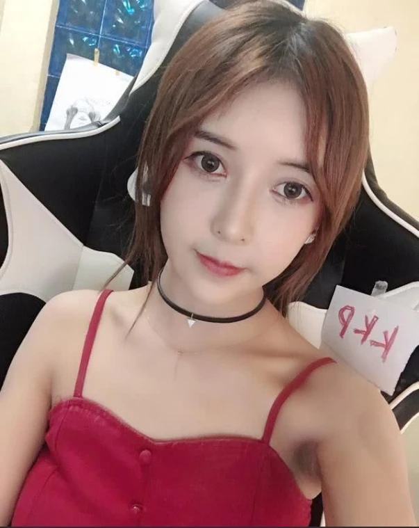 Nữ streamer xinh đẹp bất ngờ gặp sự cố "khó nuốt trôi", tiếp tục gây tranh cãi với hành động sau đó