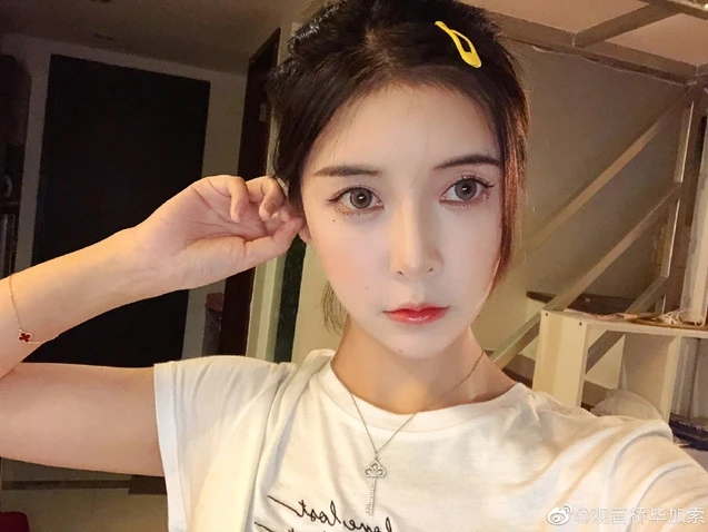 Nữ streamer xinh đẹp bất ngờ gặp sự cố "khó nuốt trôi", tiếp tục gây tranh cãi với hành động sau đó