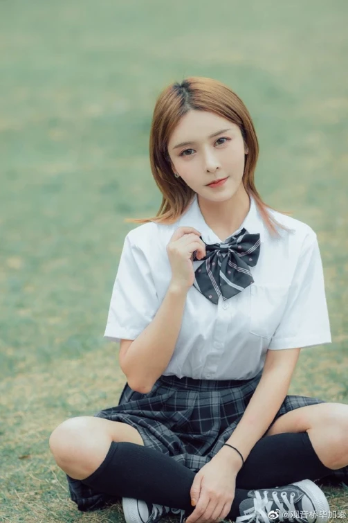 Nữ streamer xinh đẹp bất ngờ gặp sự cố "khó nuốt trôi", tiếp tục gây tranh cãi với hành động sau đó